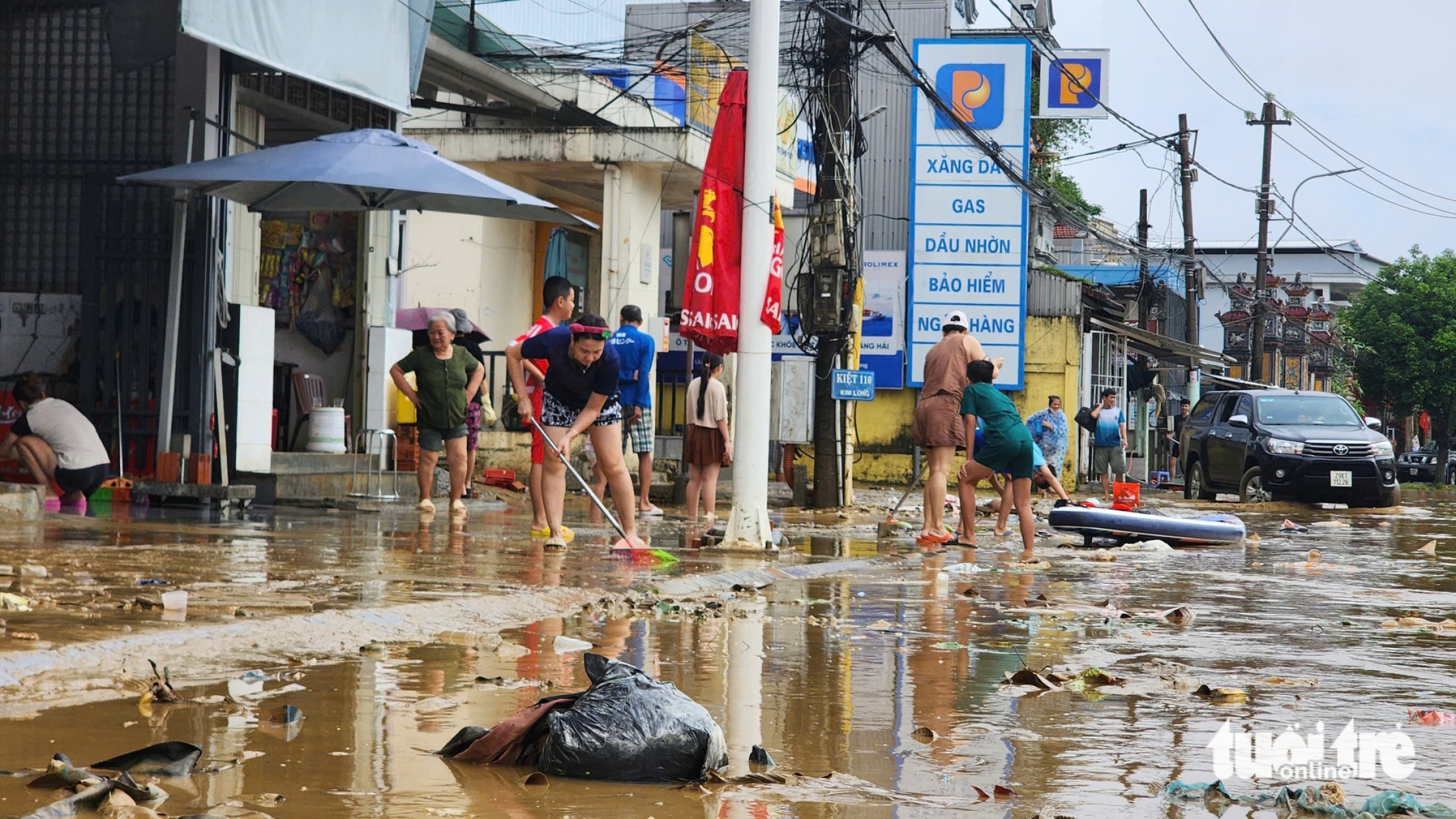 顺化在连续多日大雨后迎来阳光,居民趁洪水退去清理淤泥